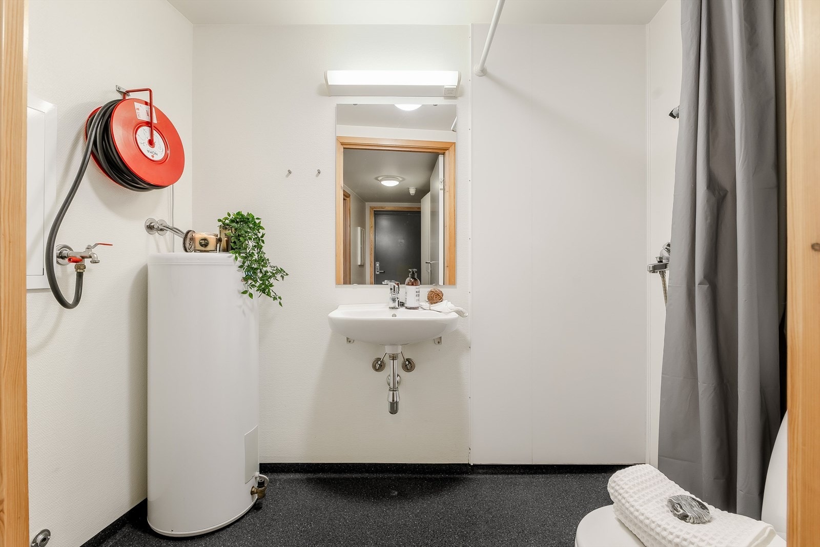 Enkelt innredet bad-rørirør skap, opplegg for vaskemaskin m.m. Galleribilde