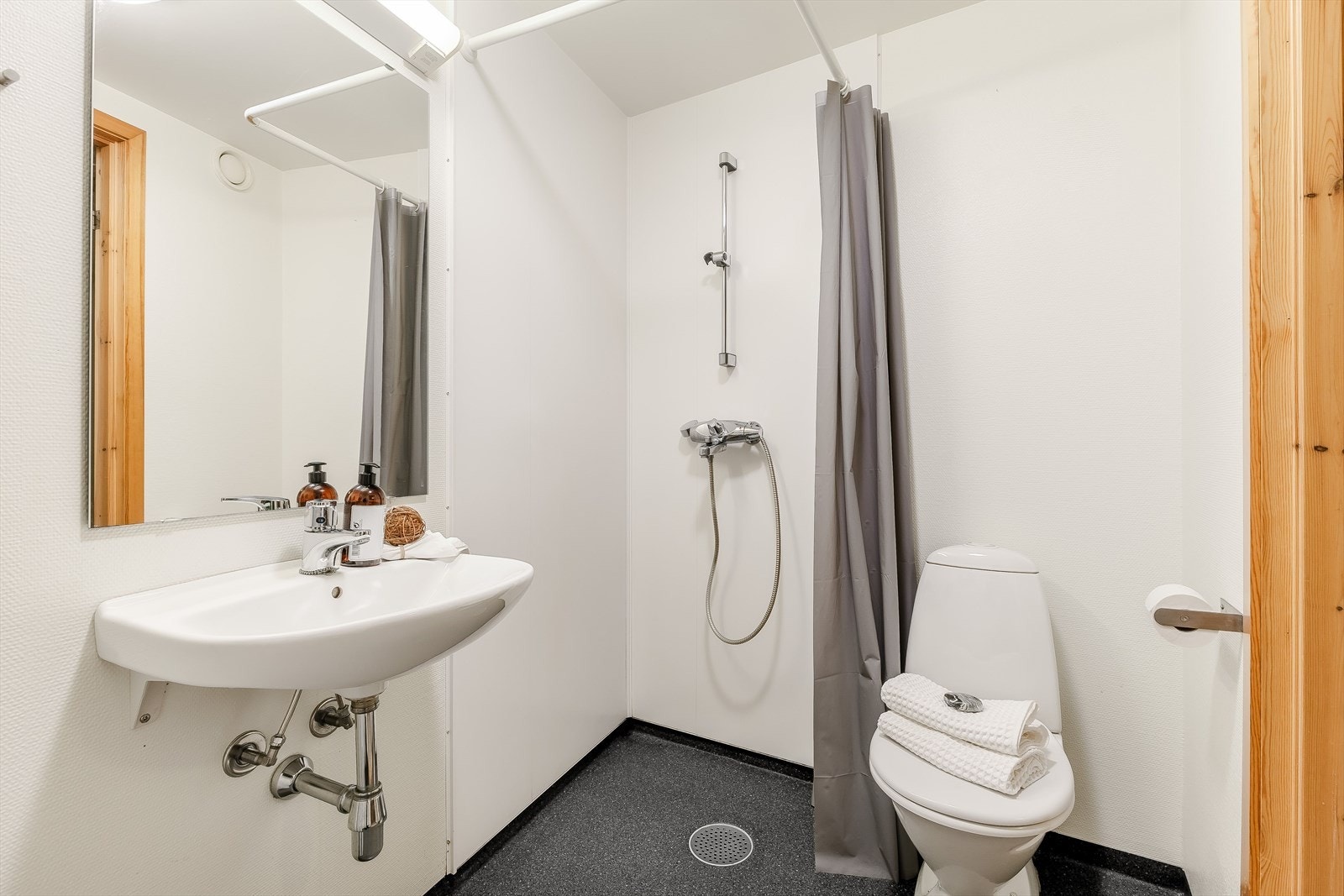 Enkelt innredet bad - Galleribilde