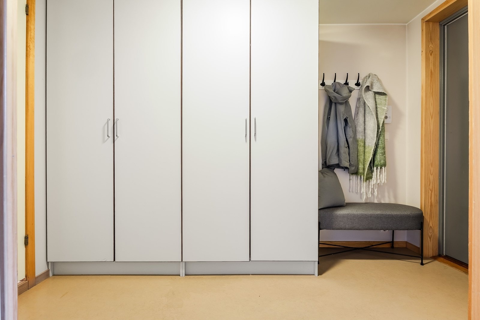 Godt med skap-/oppbevaringsplass i entre Galleribilde