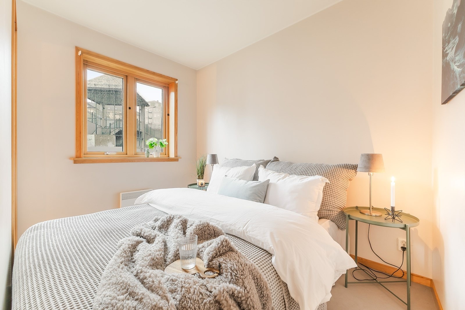 Soverom med plass til dobbeltseng Galleribilde