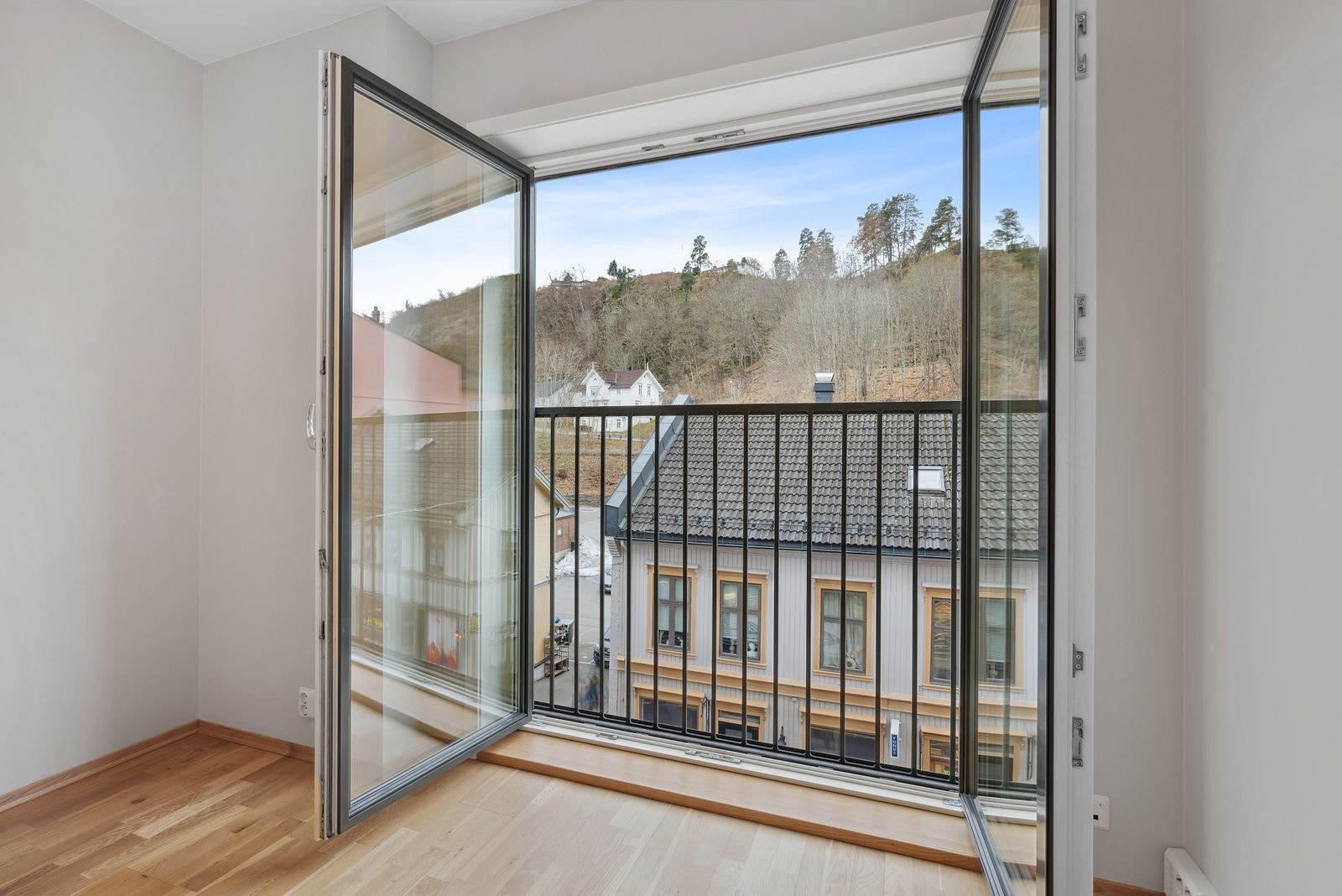 Stua har fransk balkong med dører som kan åpnes helt opp og slippe solen inn Galleribilde