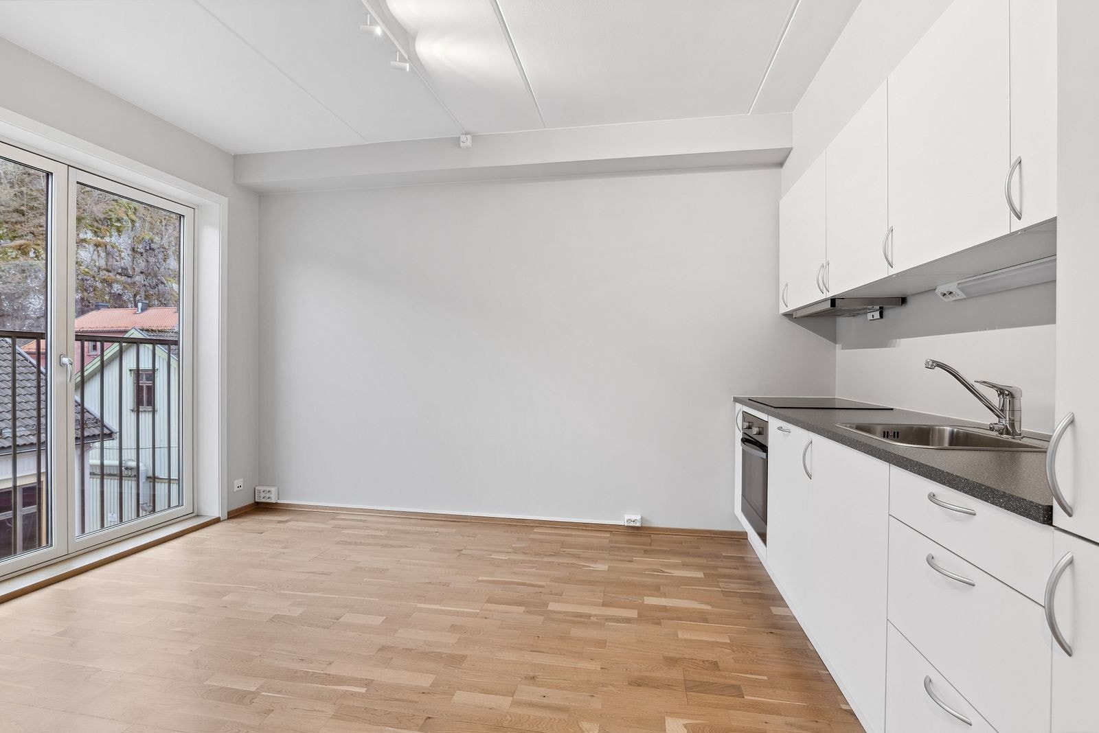 Åpen kjøkkenløsning med integrerte hvitevarer Galleribilde