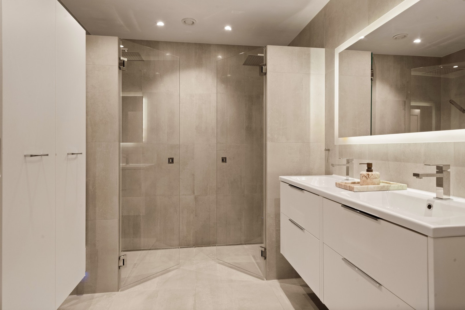 Boligen har 2 nyere bad og hovedbadet er svært delikat med dobbeldusj og dobbelvask Galleribilde