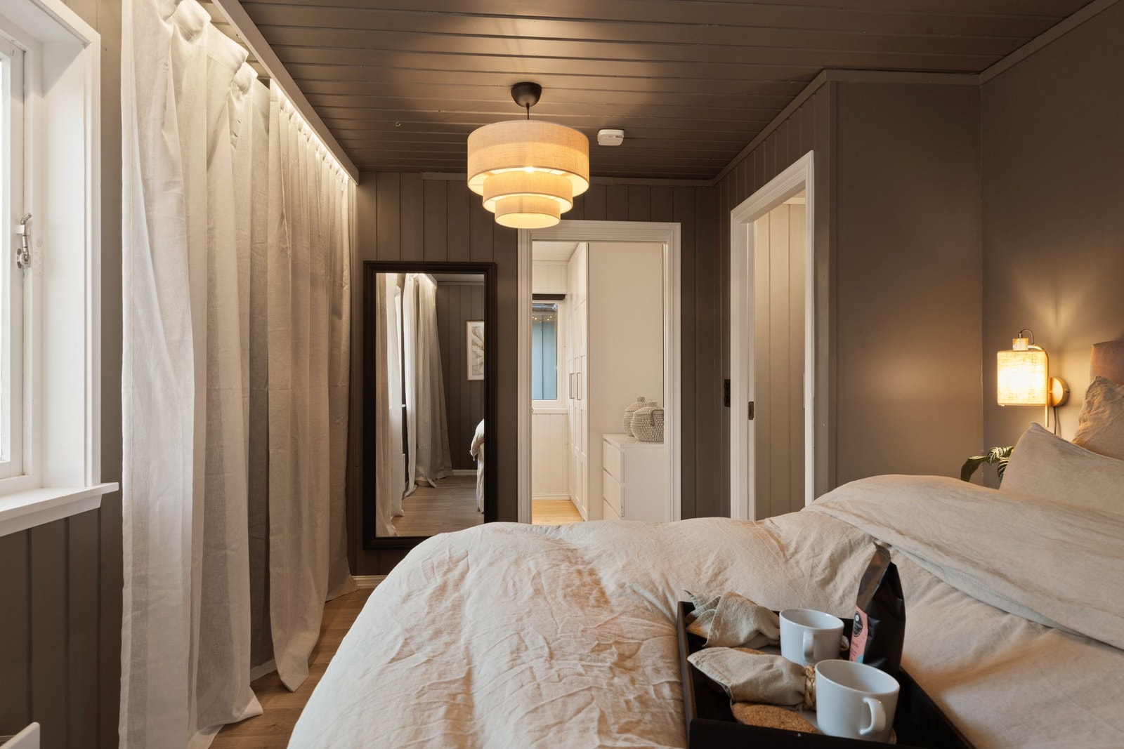 Videre på soverommet er det et eget walk-in closet. Galleribilde