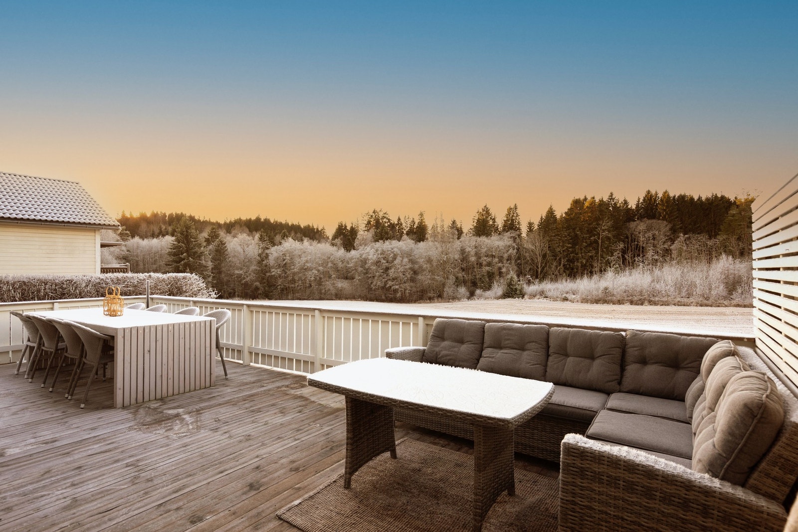 Flott uteplass med gode solforhold og pent utsyn Galleribilde