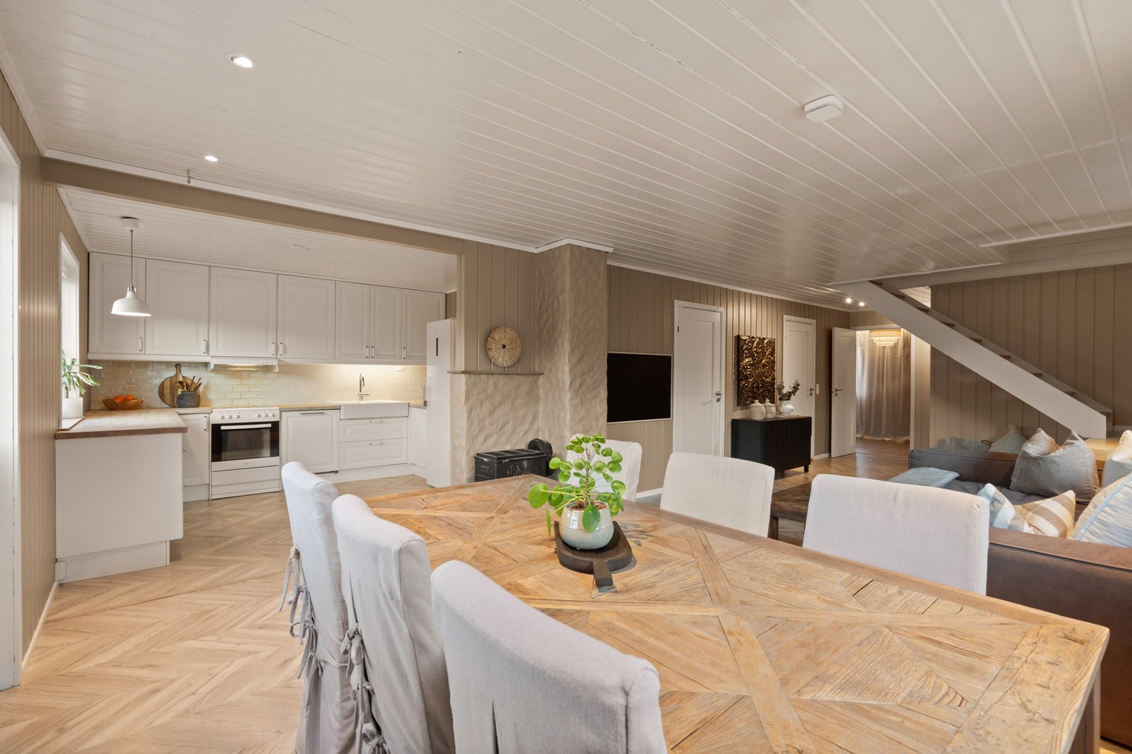 Det er satt inn spotter i himlingen som gir godt med lys Galleribilde