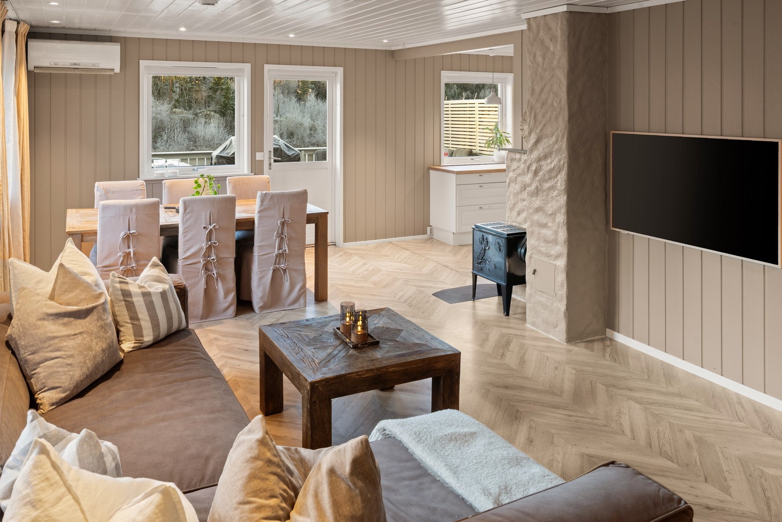 Den åpne løsningen gir rommet luftighet og flere møbleringsmuligheter Galleribilde