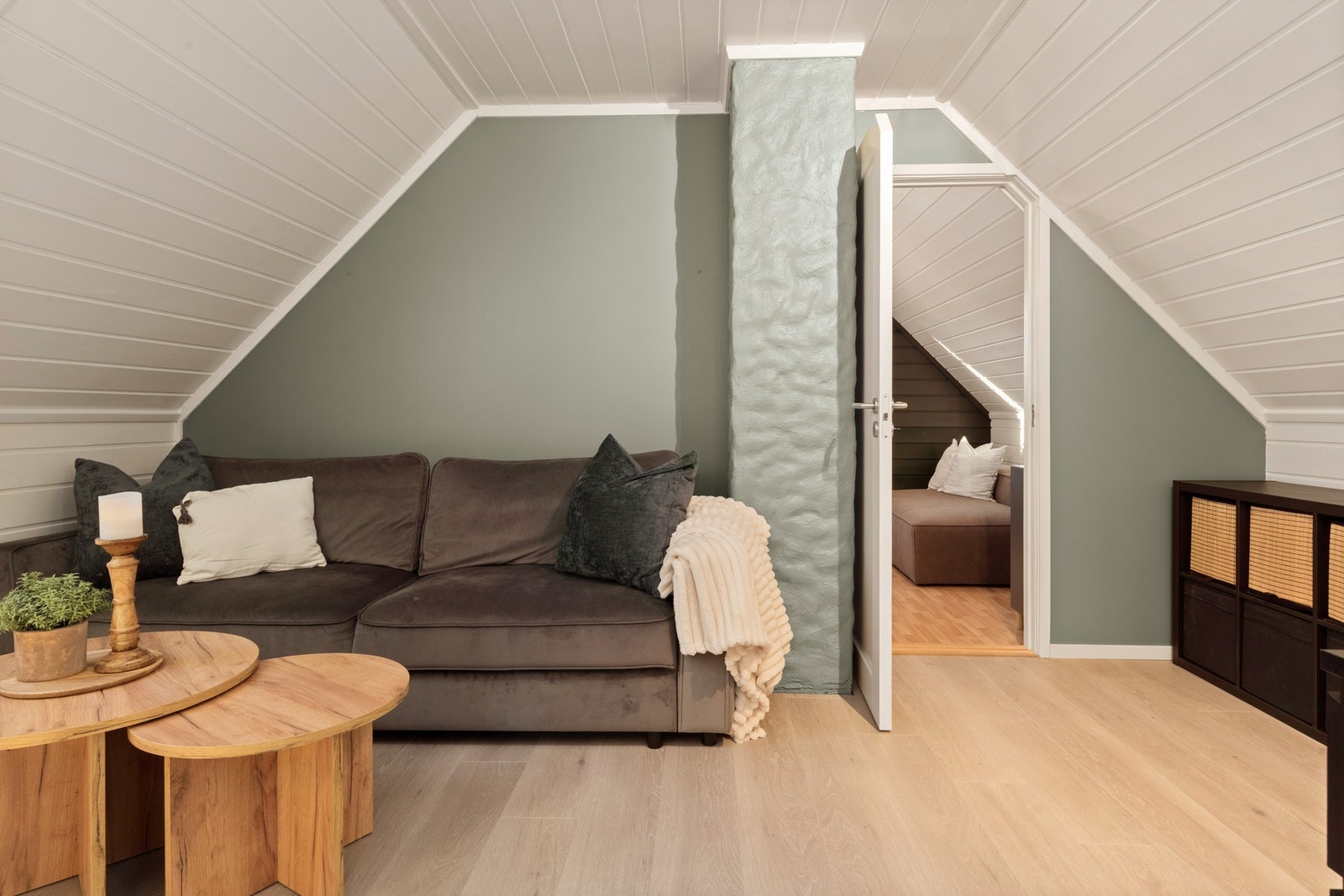 Stuen har god plass til sofagruppe og Tv-krok Galleribilde