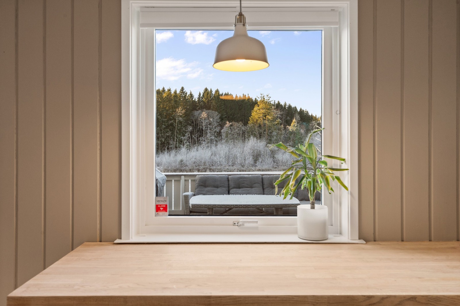 Det er egen utgang til terrassen fra stuen med flott utsikt over naturlandskap Galleribilde