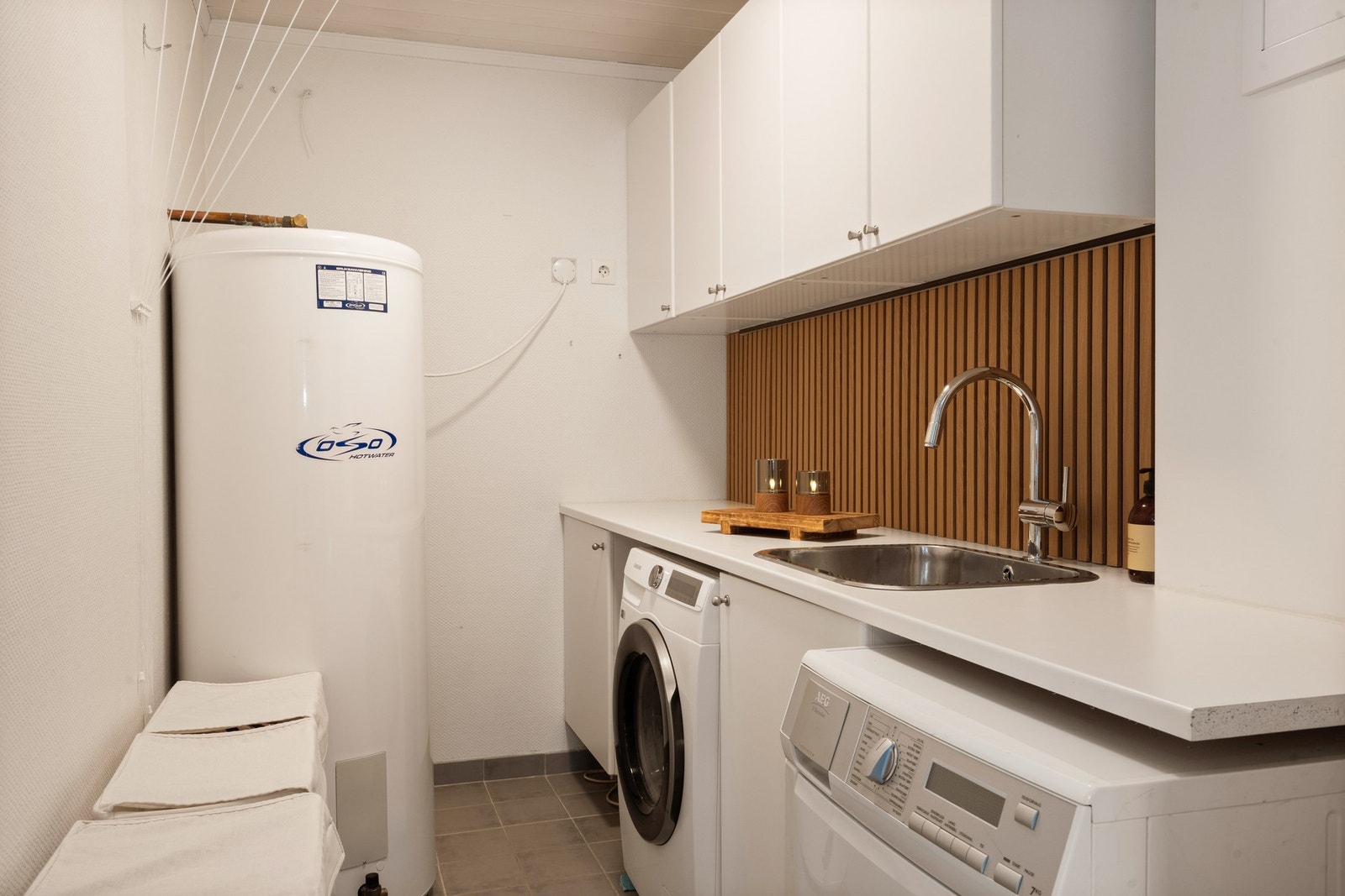 Hverdags luksus med eget vaskerom med oppbevaring. Galleribilde