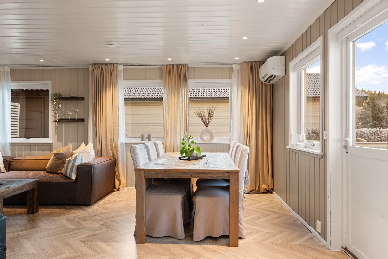 Det er god plass til spisegruppe og langbord hvis ønskelig Galleribilde