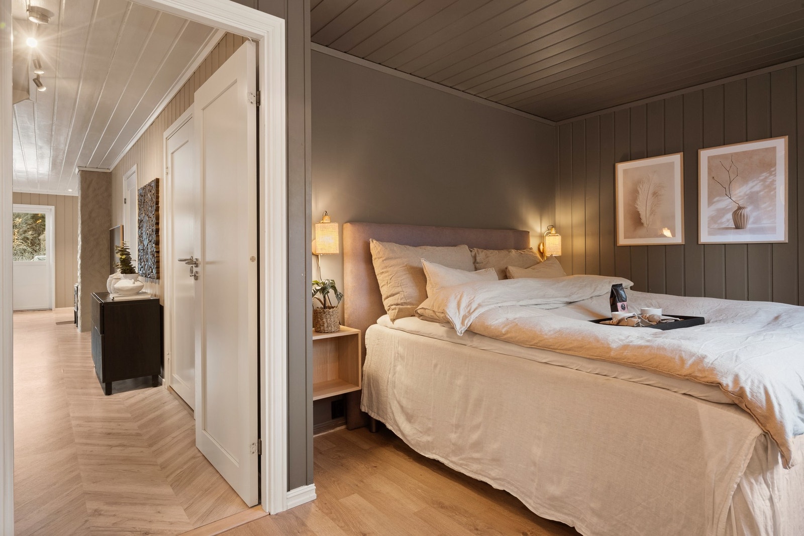 Hovedsoverommet i 1 etasje med god plass til dobbeltseng Galleribilde