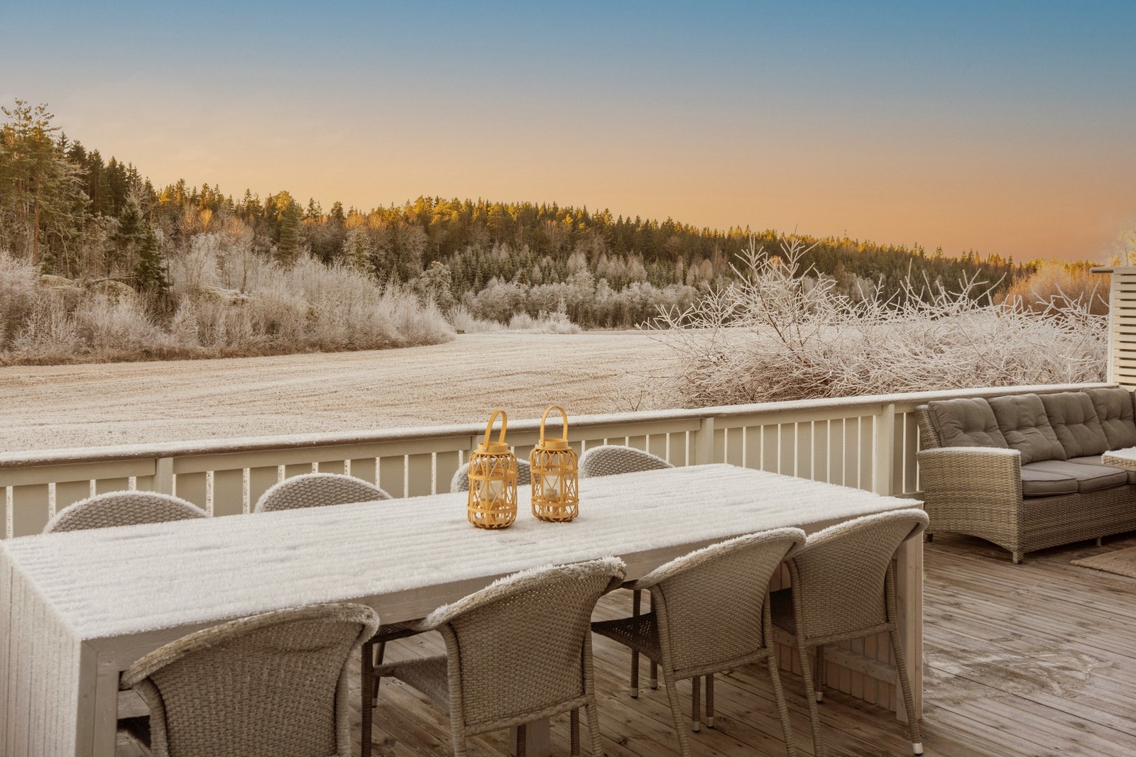 Enebolig med utsikt over landskap med usjenert beliggenhet Galleribilde