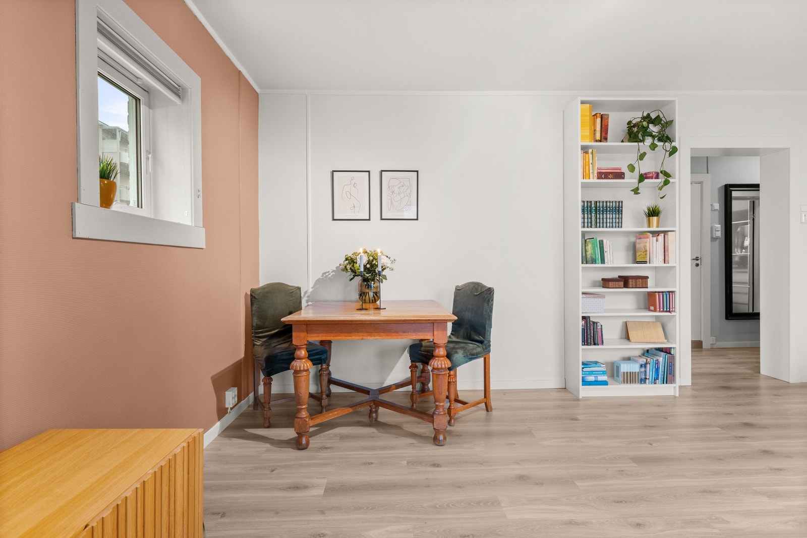 Varmefolie fra 2020 i gulv i entré, stue og kjøkken. Galleribilde