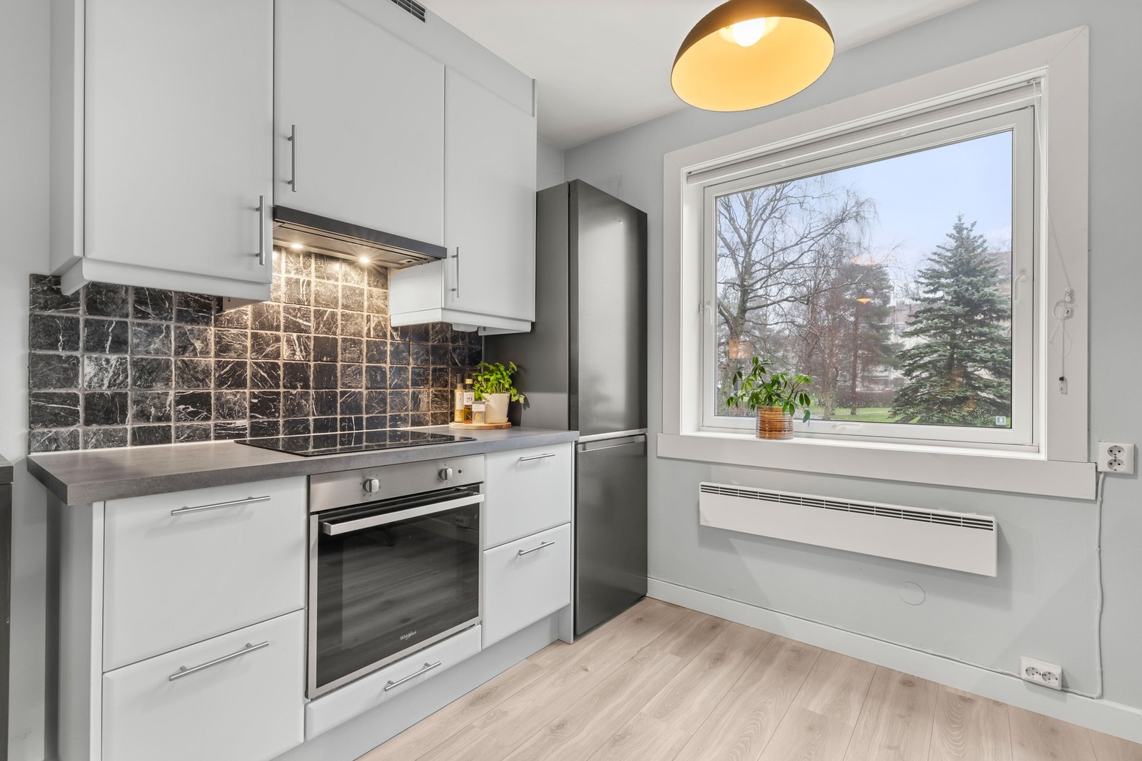 Integrert oppvaskmaskin, stekeovn og induksjonstopp. Nye fronter og underskap samt nye hvitevarer i 2020. Galleribilde