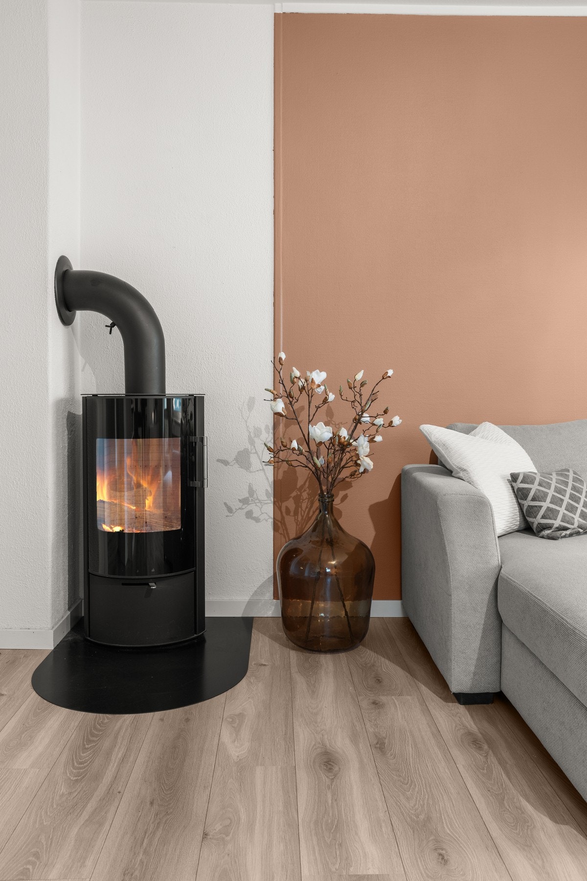 Praktisk, rentbrennende peisovn i stue. Galleribilde