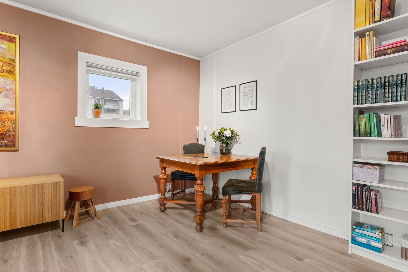 3 stuevegger ble malt i 2023. Galleribilde