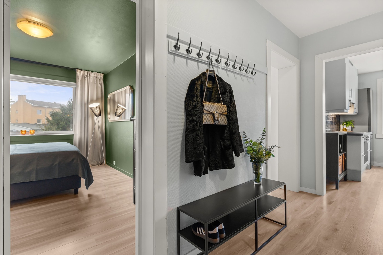 Lys og innbydende entré med plass til å henge fra seg yttertøy og sette fra seg sko. Galleribilde