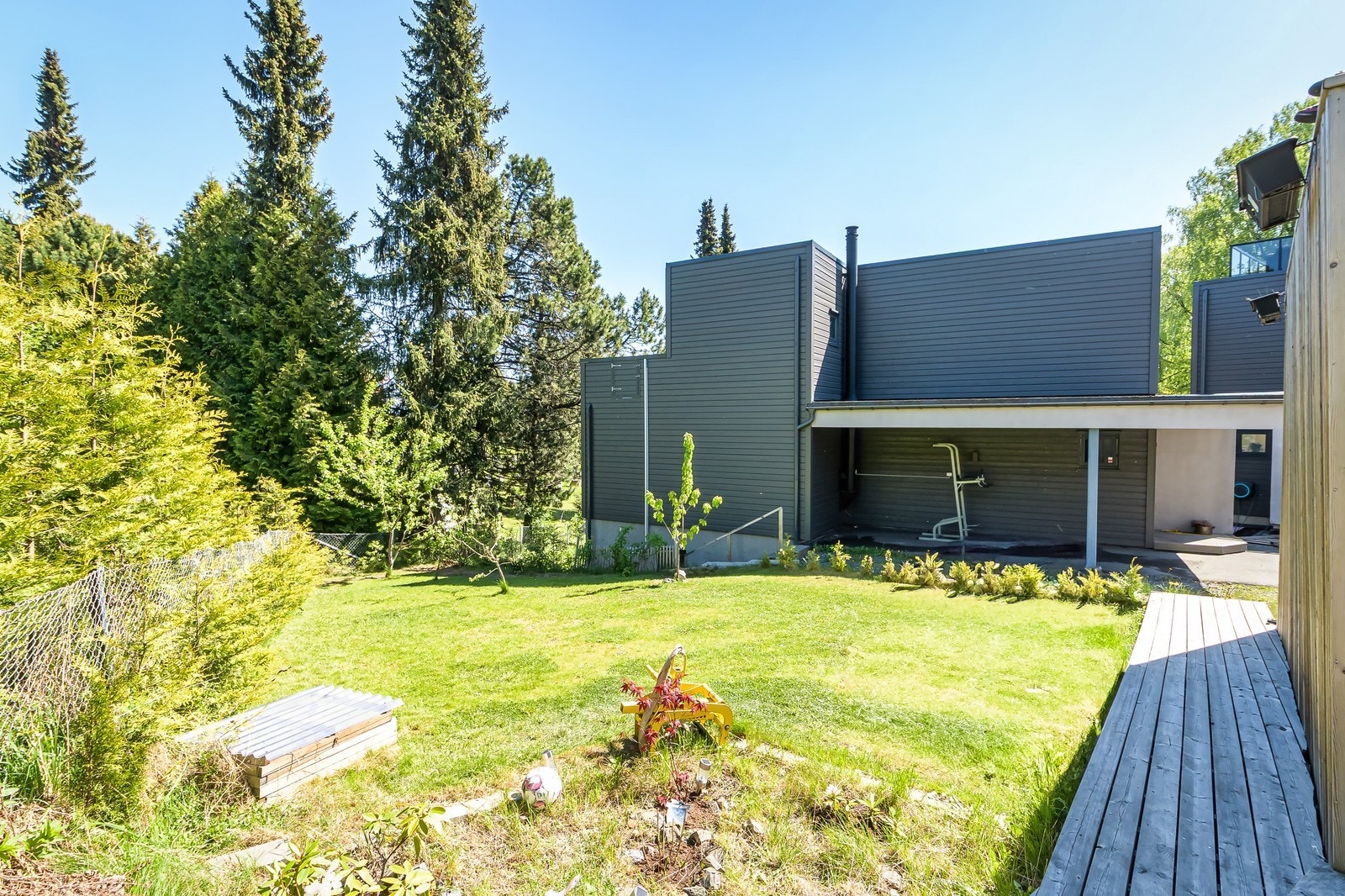 Hyggelig hage med gressplen og beplantning. Galleribilde