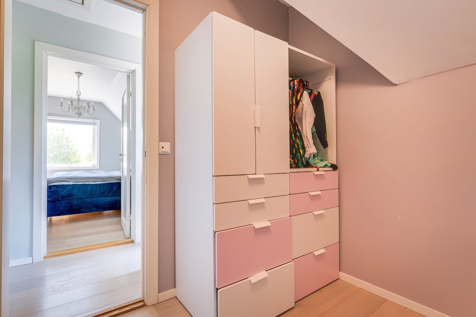 Garderobeskap på innredet rom. Galleribilde