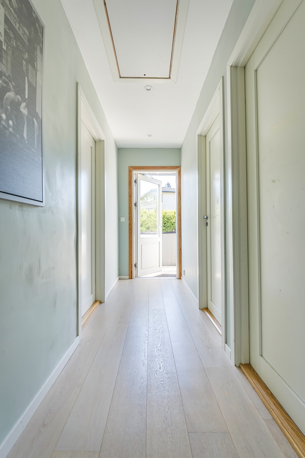 Lys mellomgang til div. rom. Galleribilde