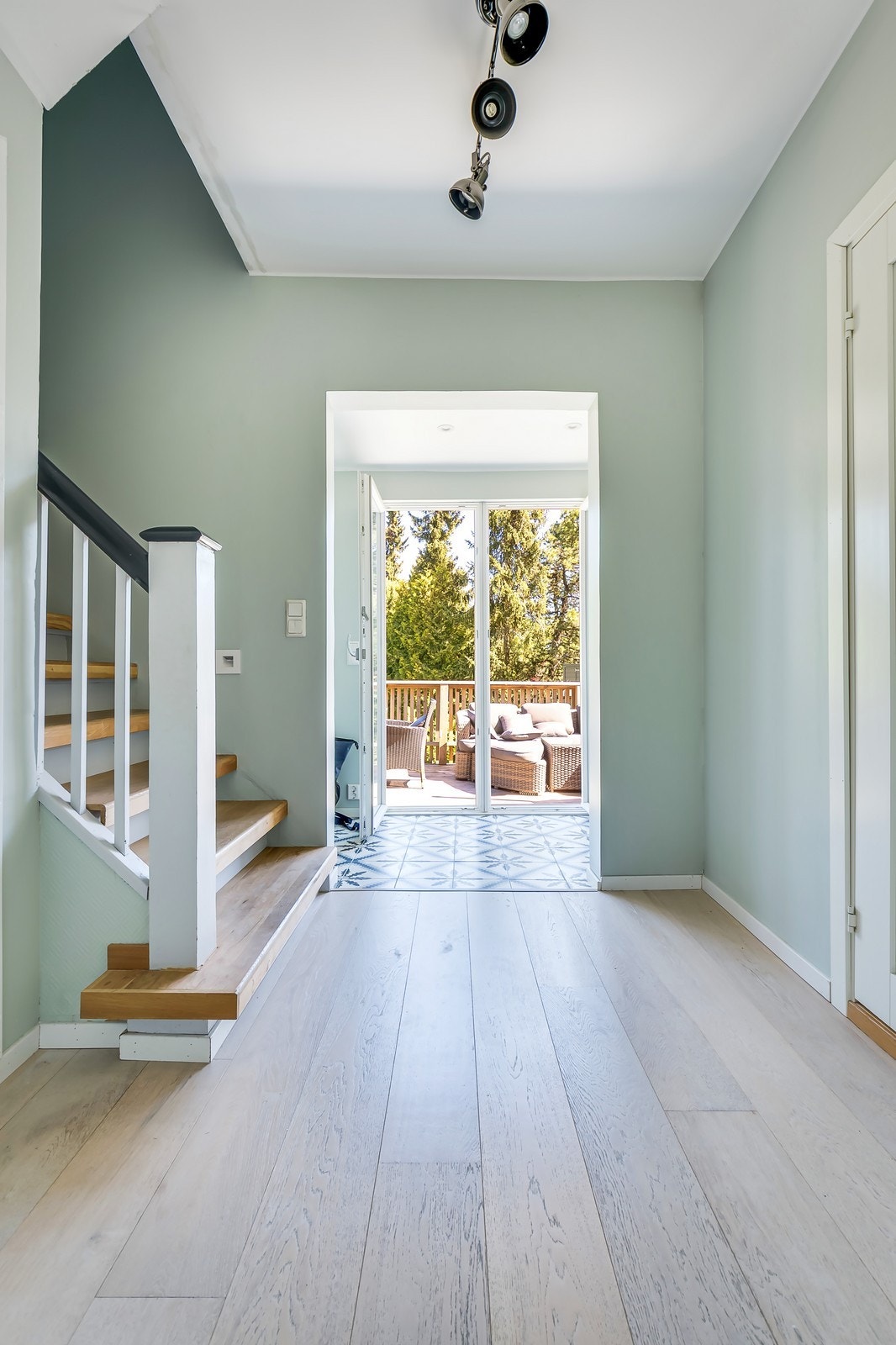 Mellomgang fra stue til 2.etg / balkong og uteområde. Galleribilde