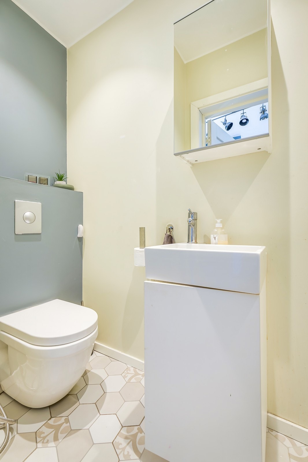 Ved trapperom finner du WC/vaskerom. Varmekabler i gulv. Galleribilde