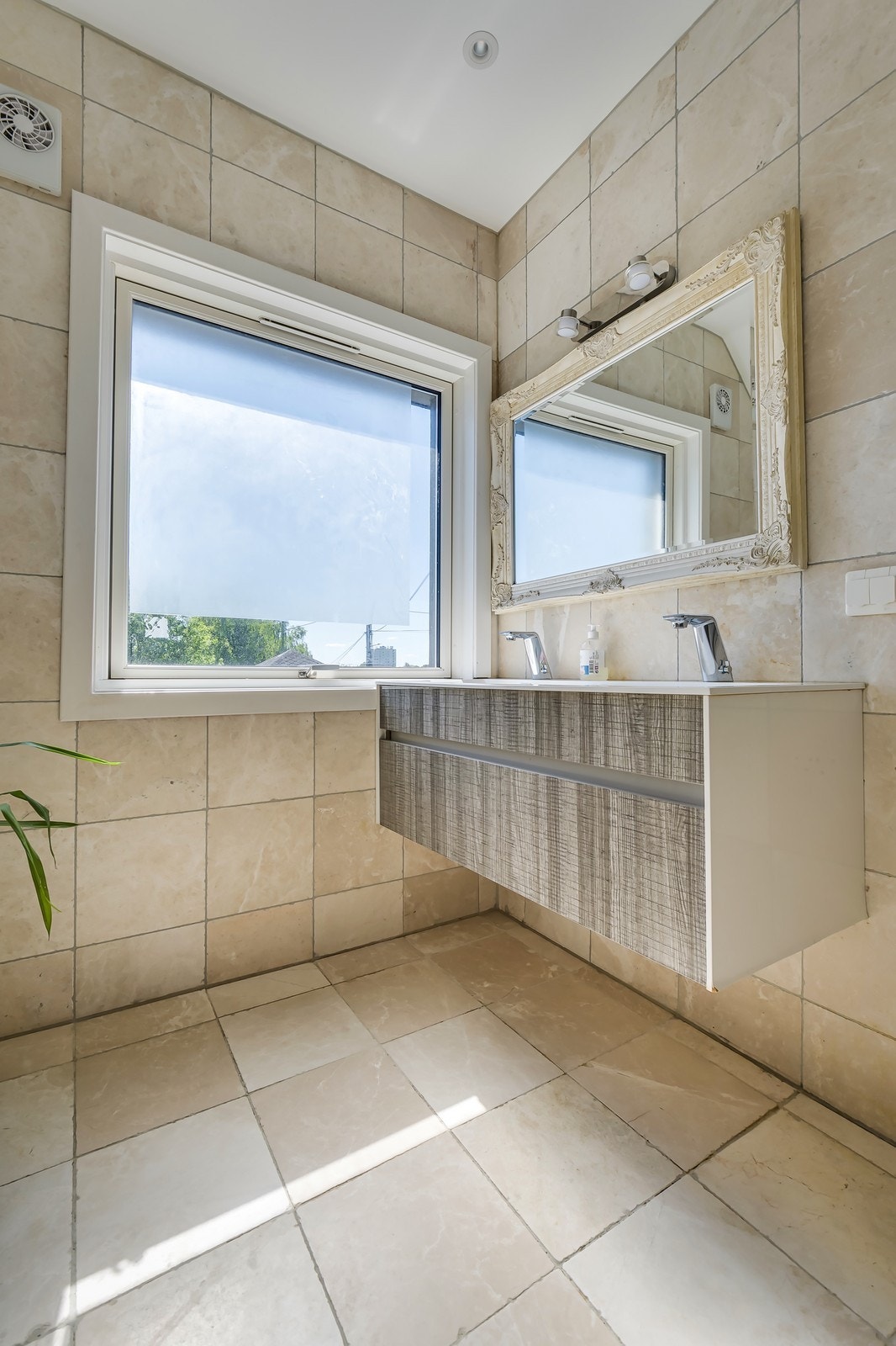 Romslig bad med dobbel servant Galleribilde