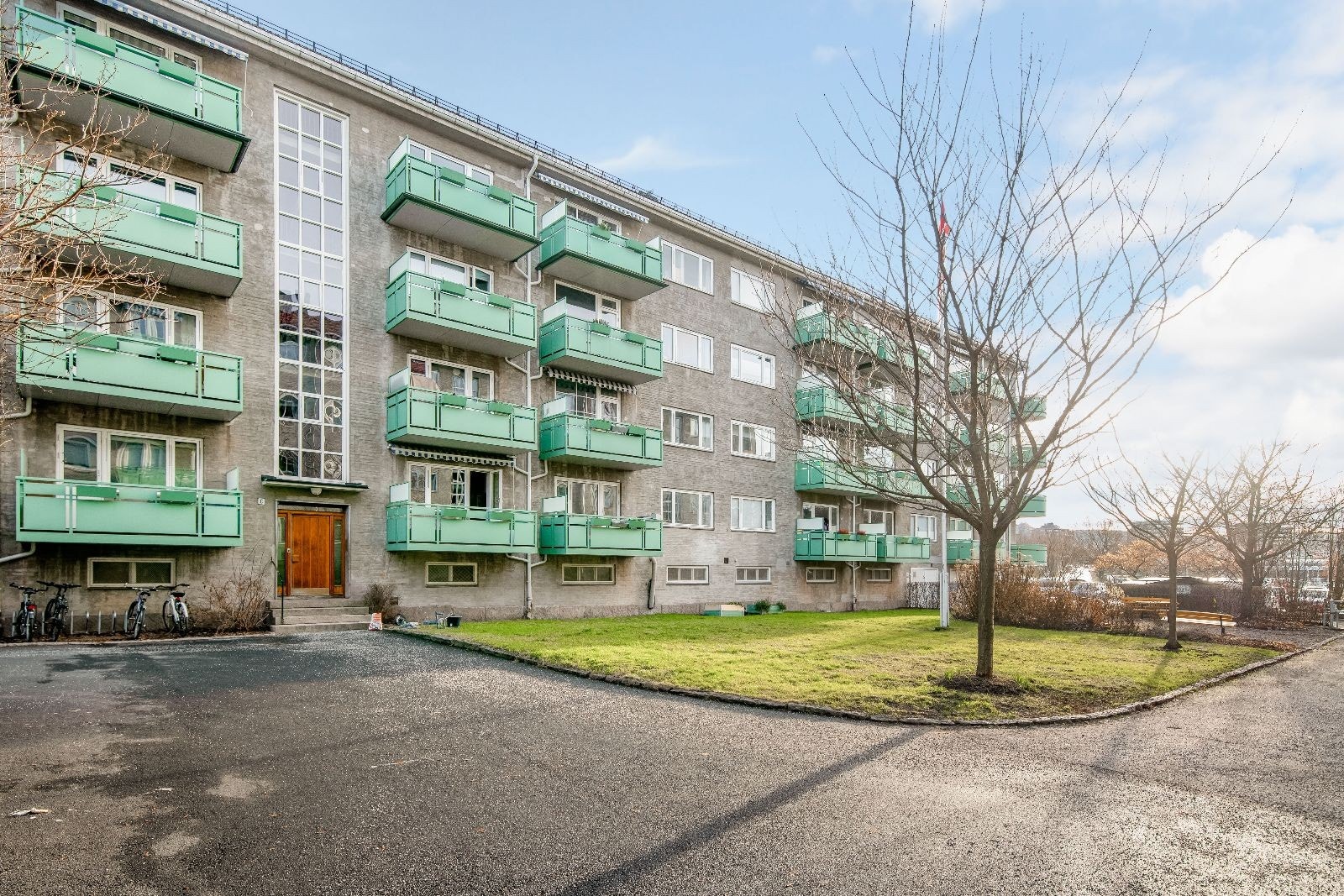 Fasade. Leiligheten er i en høy første etsaje. Galleribilde