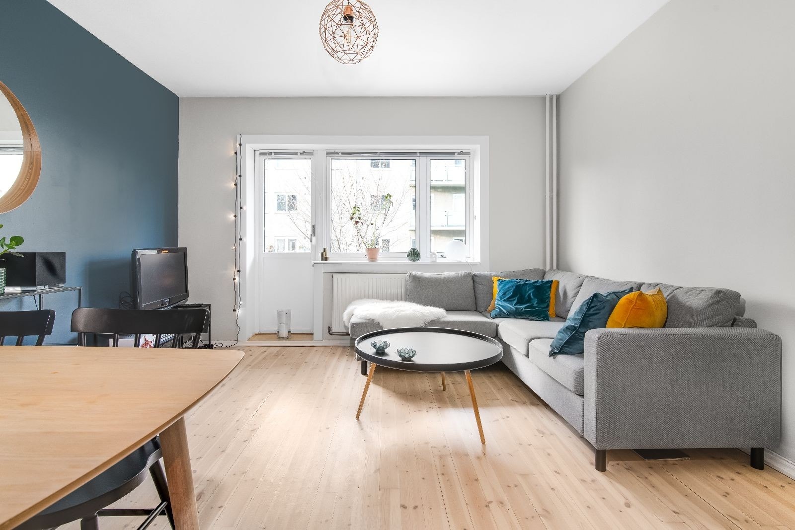 Lys stue med utgang til balkong. Galleribilde