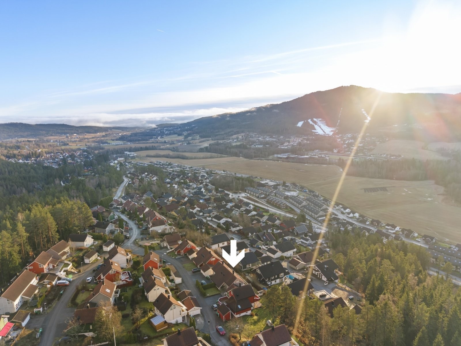 Garasjerom, samt biloppstillingsplasser på utside av boligen. El-bil lader er montert på garasjevegg. Galleribilde