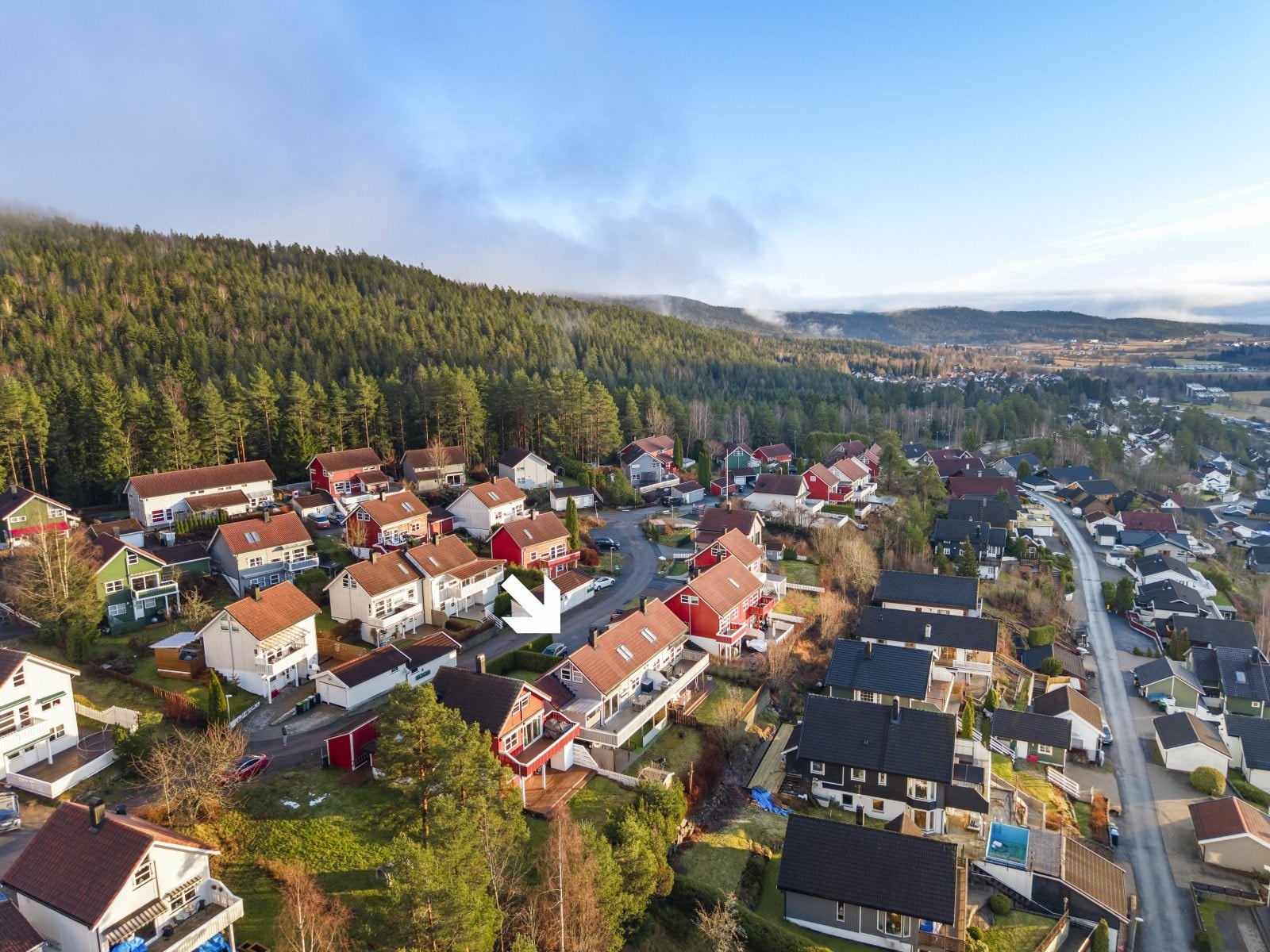 Kort vei til til skogen, gode solforhold og med flott utsikt. Galleribilde