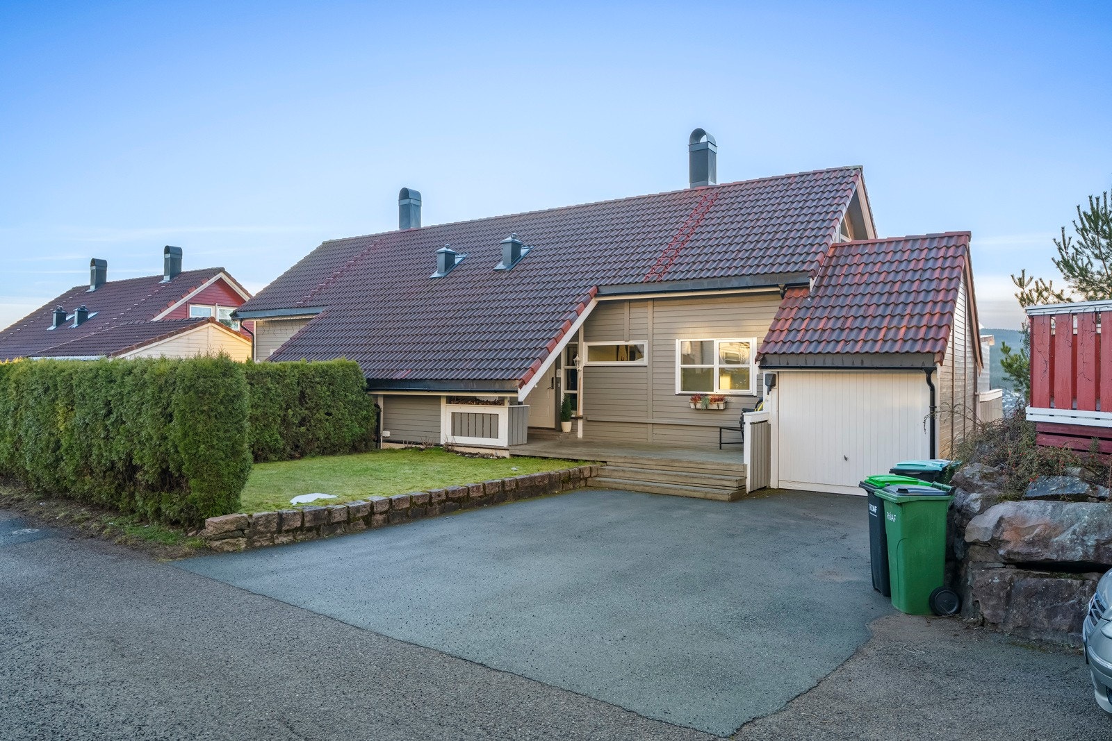 Garasje og flere bilopsptillingsplasser. Terrasse i tilknytning til boligens inngangsparti, ca.16 kvm. I 2014 ble det skiftet takstein, beslag, takrenner og takvinduer. Galleribilde