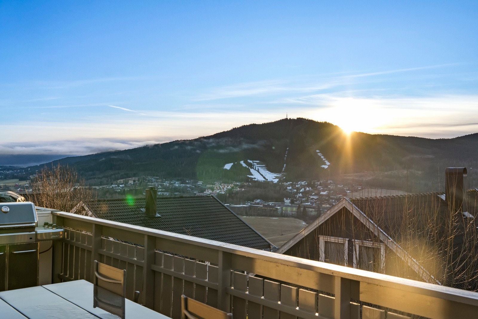 Boligen ligger meg et bra til på øvre del av feltet. Kveldssol og panoramautsikt. Veranda ble utvidet ca. 2012. Galleribilde