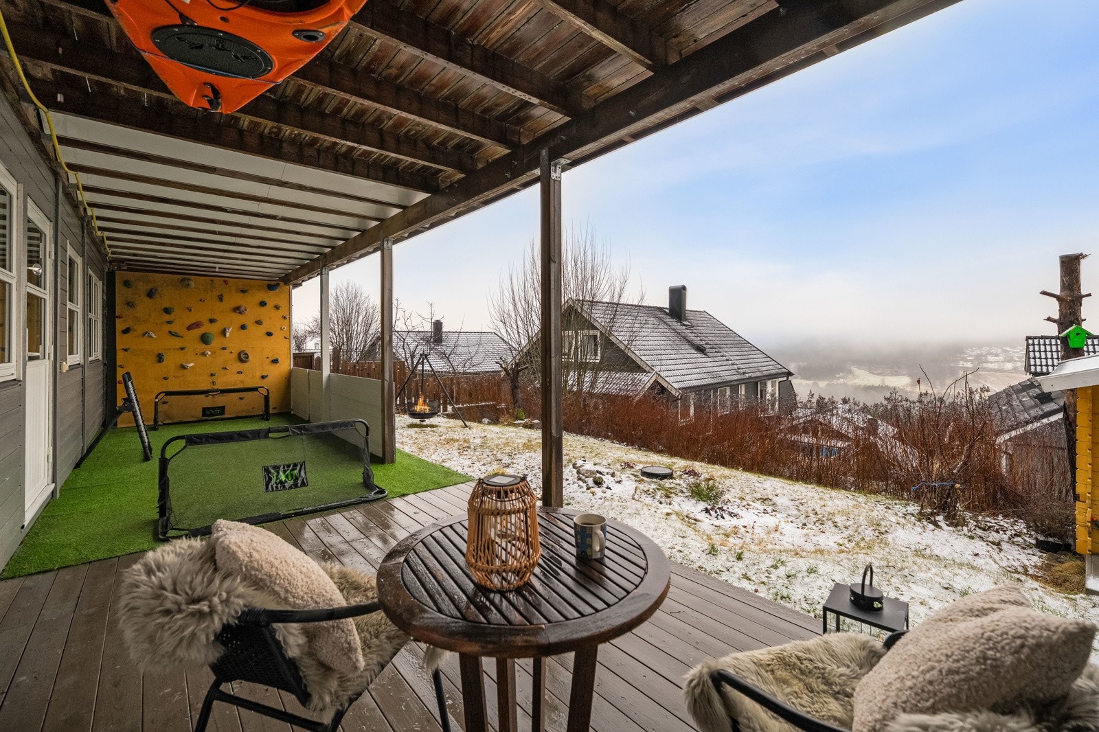 Terrasse i tilknytning til boligens underetasje, ca.32 kvm. Galleribilde