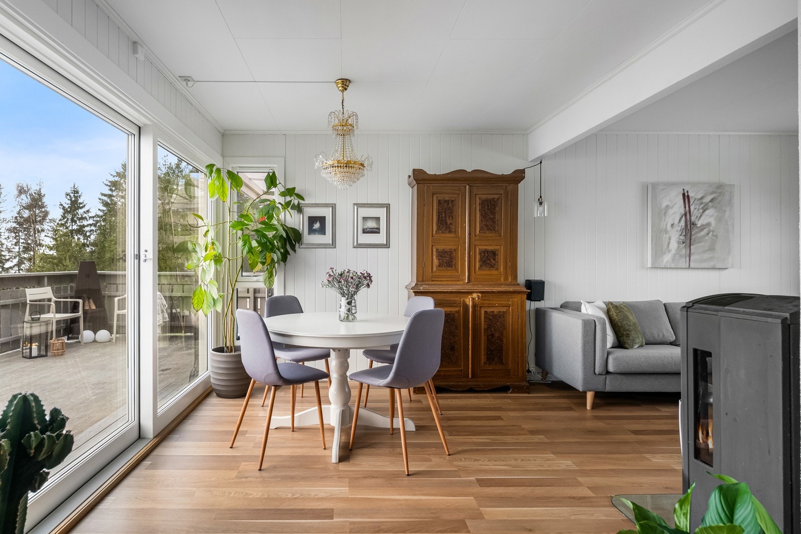 Stor vinduer slipper ekstra godt inn med sol og lys. Galleribilde