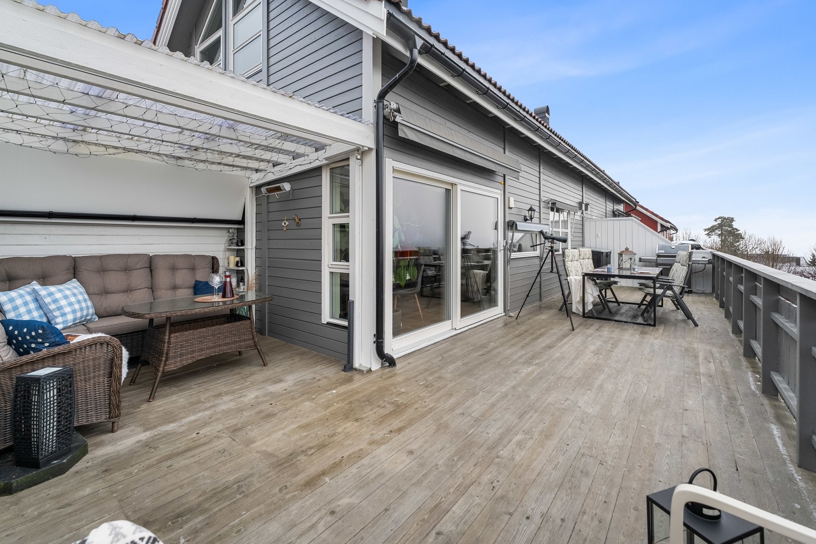 Vestvendt veranda, med adkomst fra stue/kjøkken, ca.42 kvm. Deler av verandaen er overbygd. Galleribilde