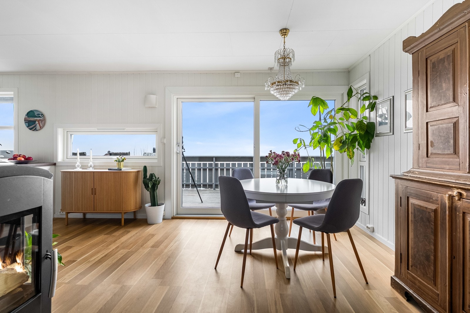 Stuen byr på flere muligheter for møbelering. Verandadør "Heve-skyvedør" ble byttet i 2021. Galleribilde