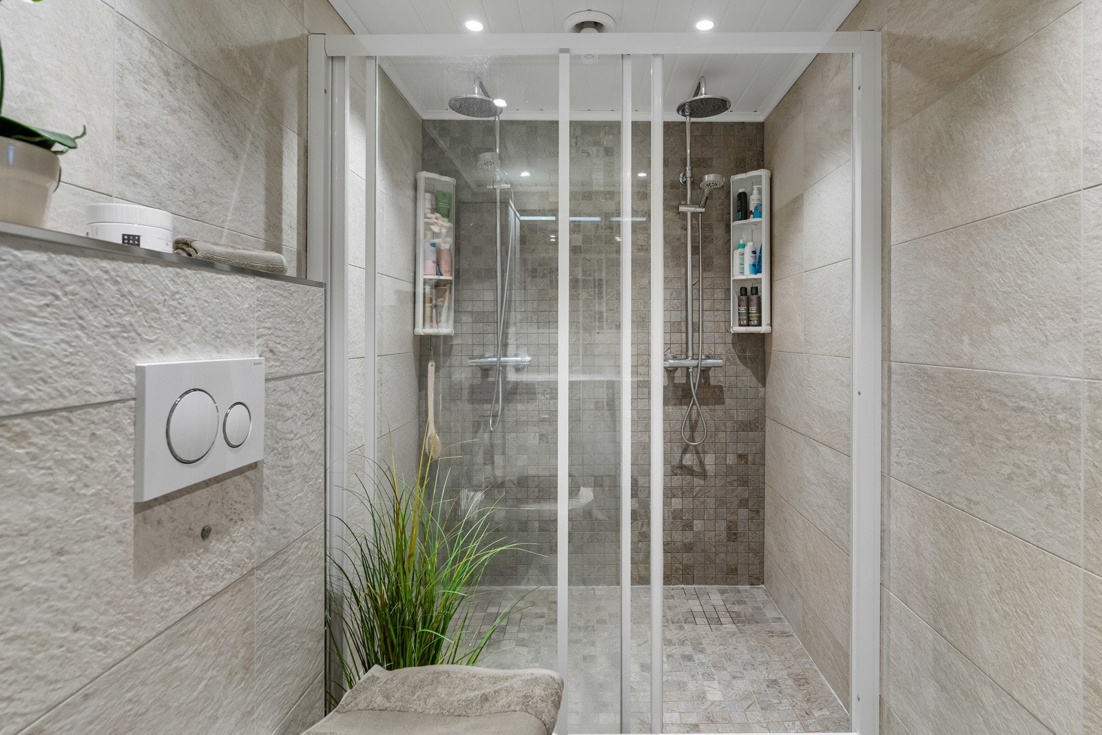 Dobbeldusj. To servanter og veggfestet klosett med innebygget sisterne. Galleribilde