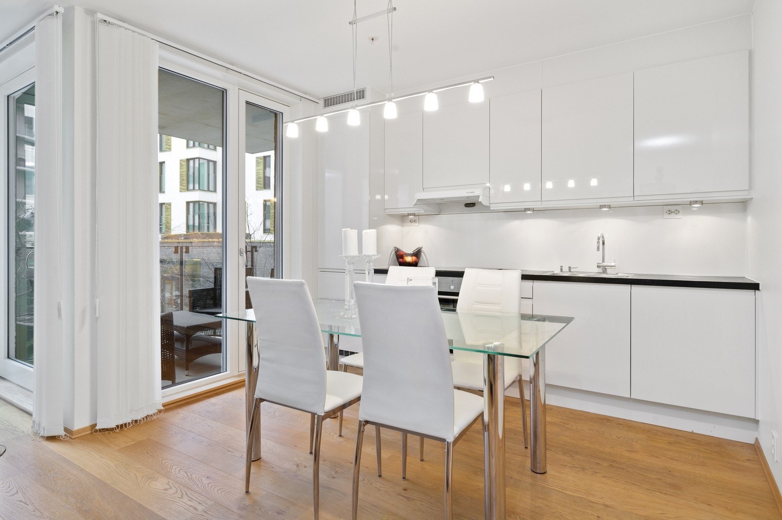 Fra kjøkkenet er det utgang til er hyggelig balkong med sjøutsikt Galleribilde