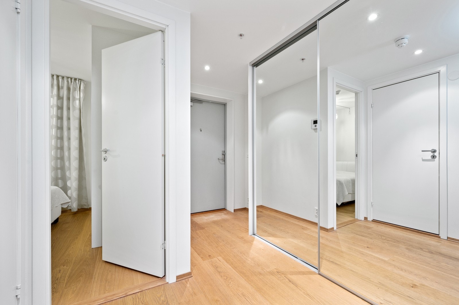 Entré med god plass til oppbevaring i skyvedørsgarderobe Galleribilde