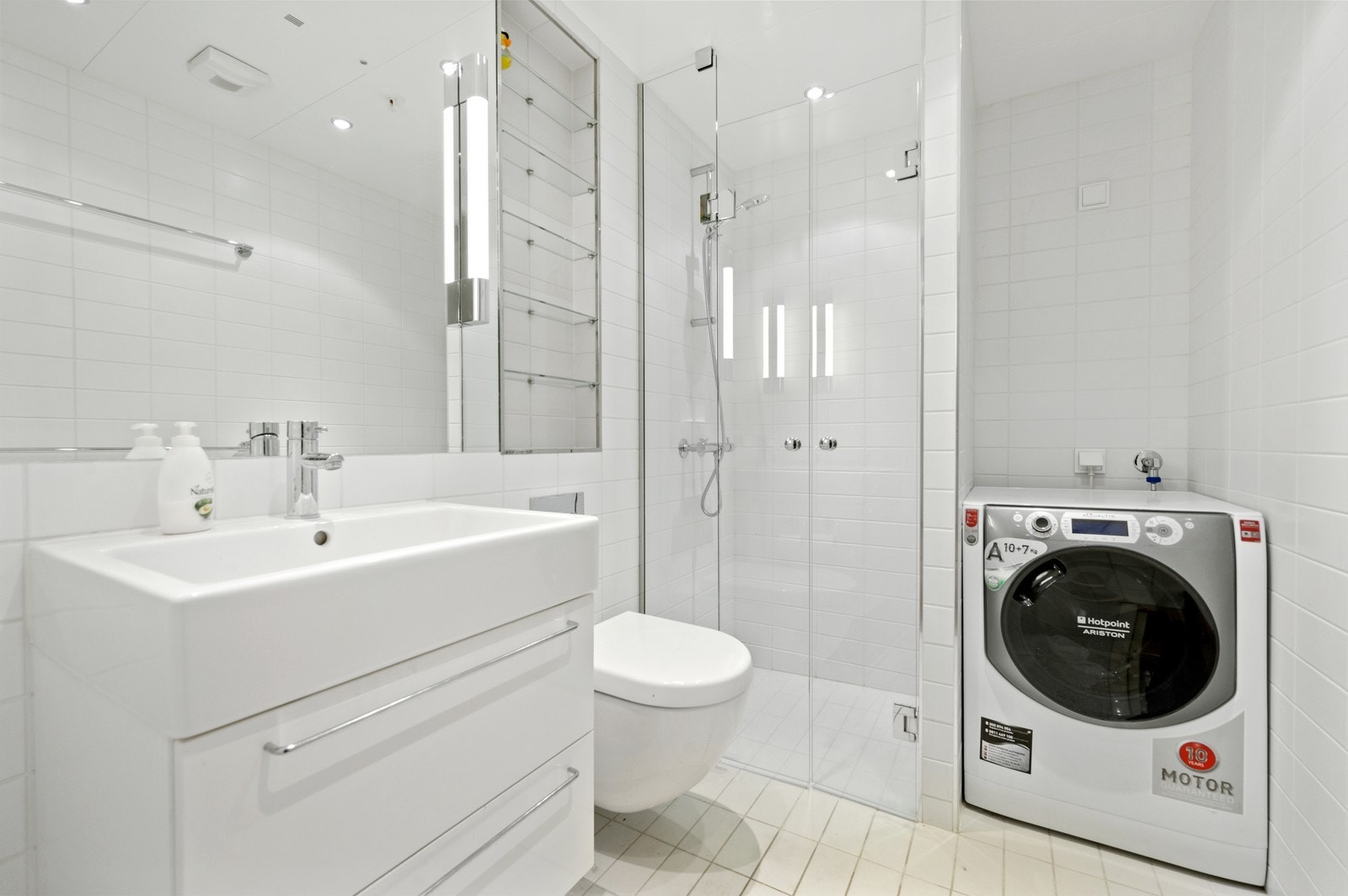 Pent flislagt bad med kombimaskin (vaskemaskin og tørketrommel i ett) Galleribilde