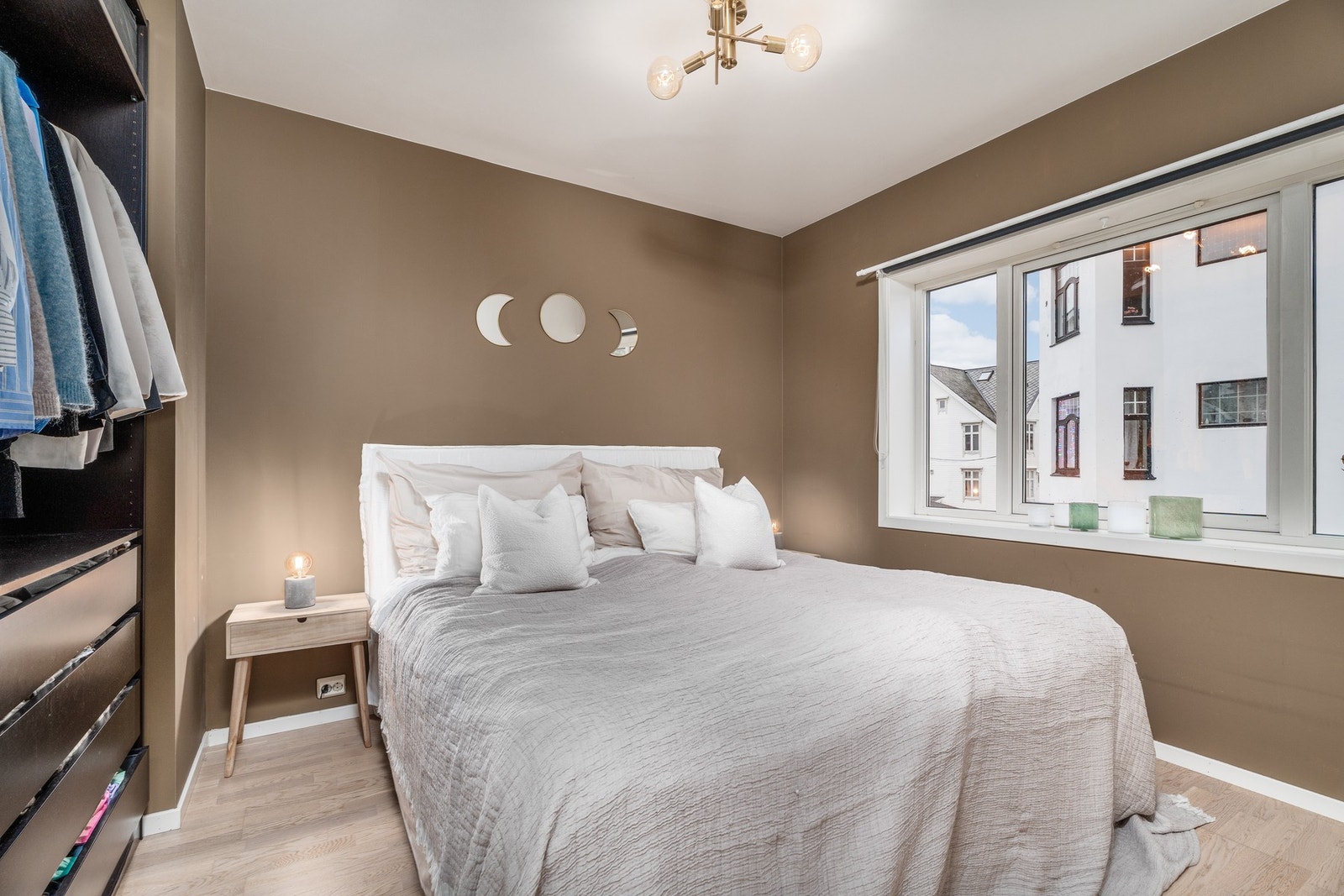 Pent og romslig soverom med god plass til dobbelseng og tilhørende nattbord Galleribilde