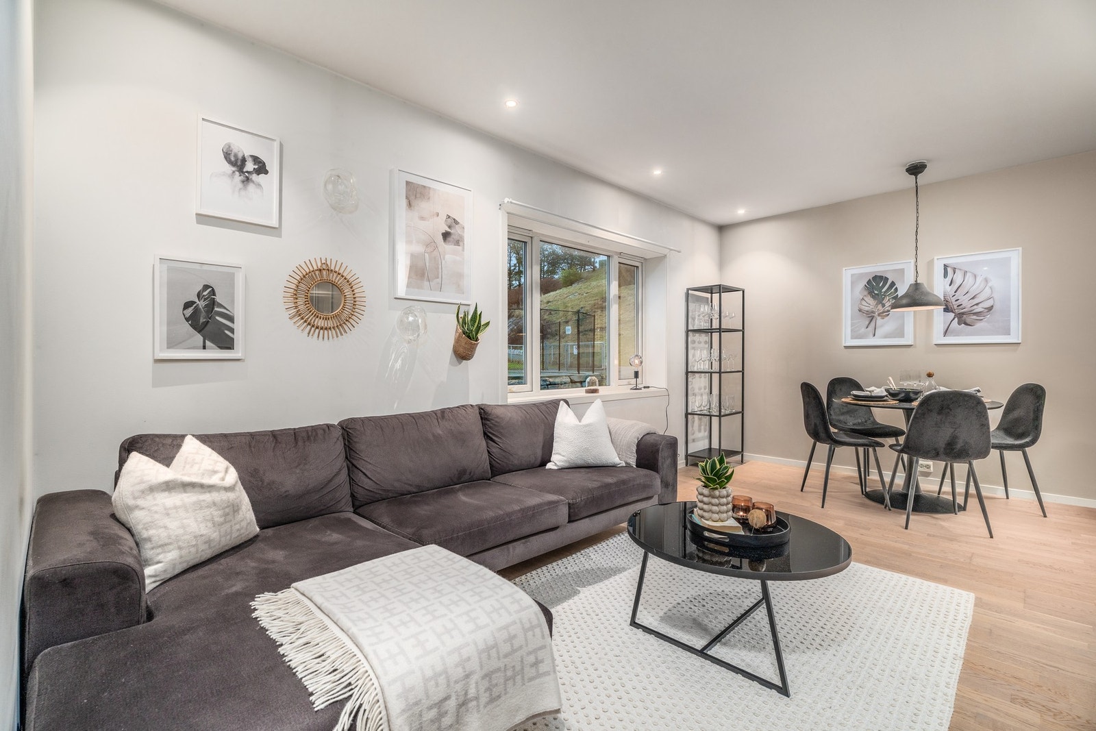 Både bygget og leiligheten fikk seg større oppgraderinger i 2015. For byggets del ble taket omlagt, vinduer ble skiftet og det ble etterisolert innvendig Galleribilde