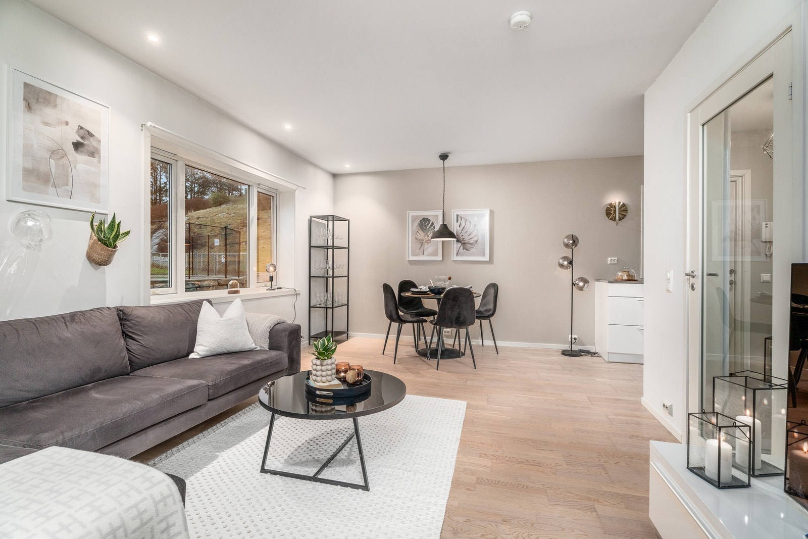 Innvendig ble også leiligheten renovert i 2015 med nytt kjøkken, bad, elektrisk anlegg og røropplegg. For mer teknisk info se tilstandsrapport Galleribilde