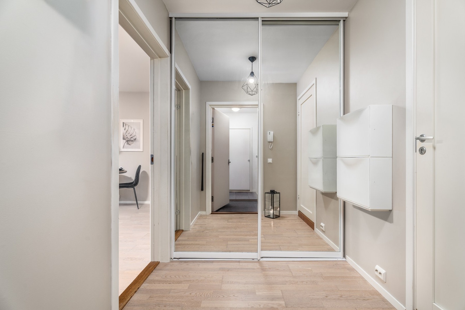 Det er montert praktisk skyvedørsgarderobe med god lagringsplass. Callinganlegg Galleribilde