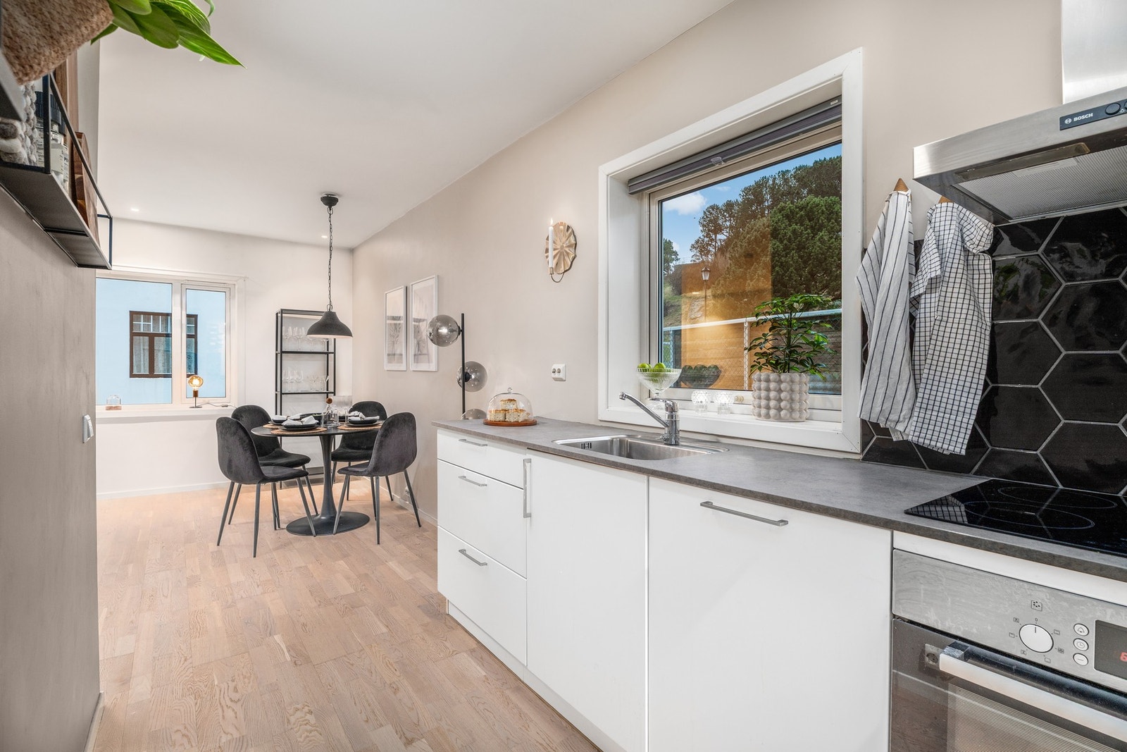 Kjøkkenet er utstyrt med integrert kjøl/fryseskap, oppvaskmaskin, platetopp og stekeovn. Her er videre waterguard og komfyrvakt. Ventilator med avtrekk ut Galleribilde