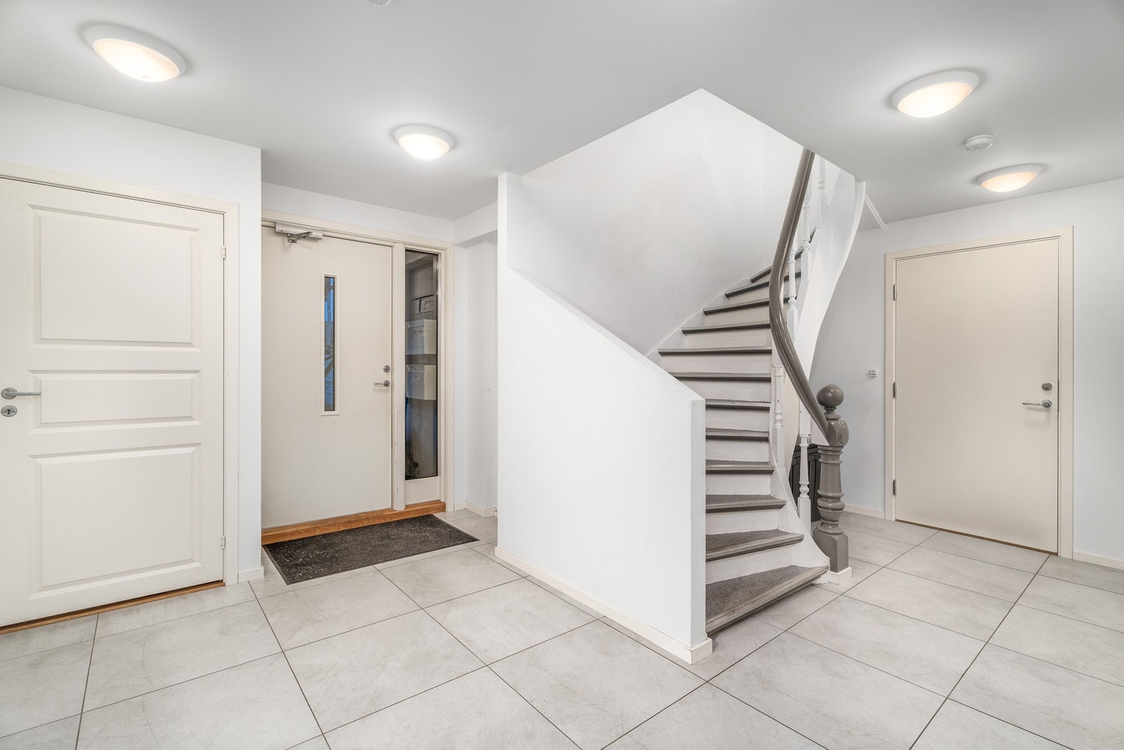 Lyse og trivlige fellesområder og inngangsparti. Den eksterne boden til leiligheten er i denne etasjen Galleribilde