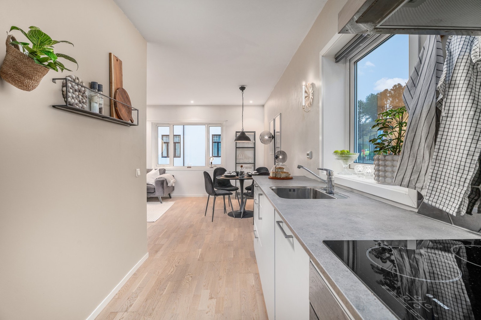 Kjøkken og stue er i en delvis åpen og svært praktisk løsning. Her får du god boltreplass på kjøkkenet, men likevel muligheten til å kunne underholde gjestene Galleribilde