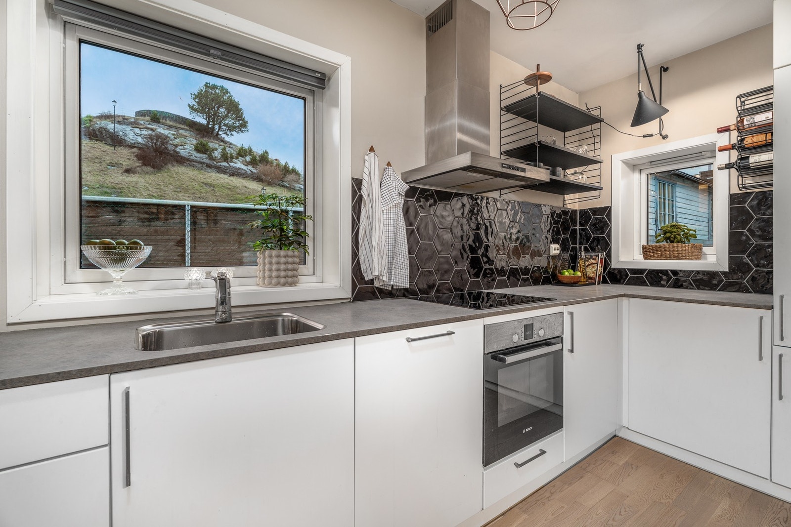 Leiligheten var i stor grad oppusset i 2015 og har en rolig, men svært sentral beliggenhet Galleribilde